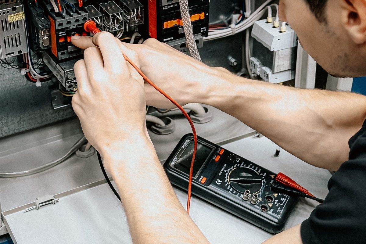 Elektriker prüft Leitungen mit dem Multimeter